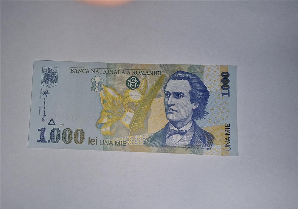 Vând bancnote și monede de colecție.
