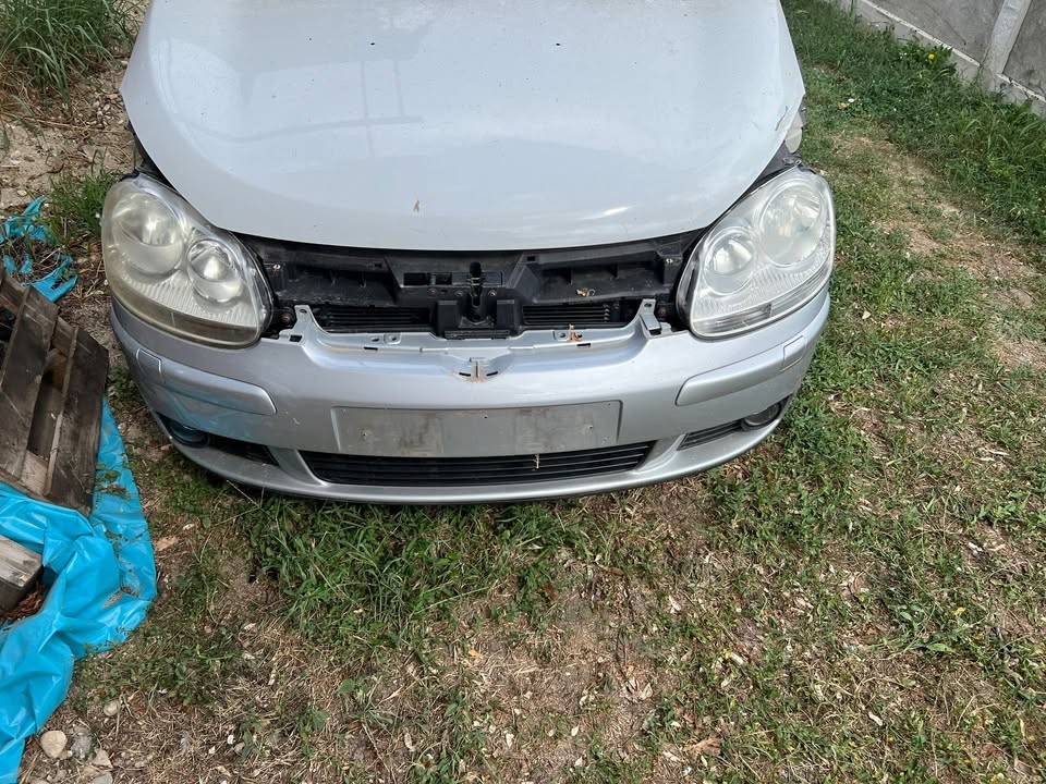 Vand bara fata cu spalator faruri VW Golf V