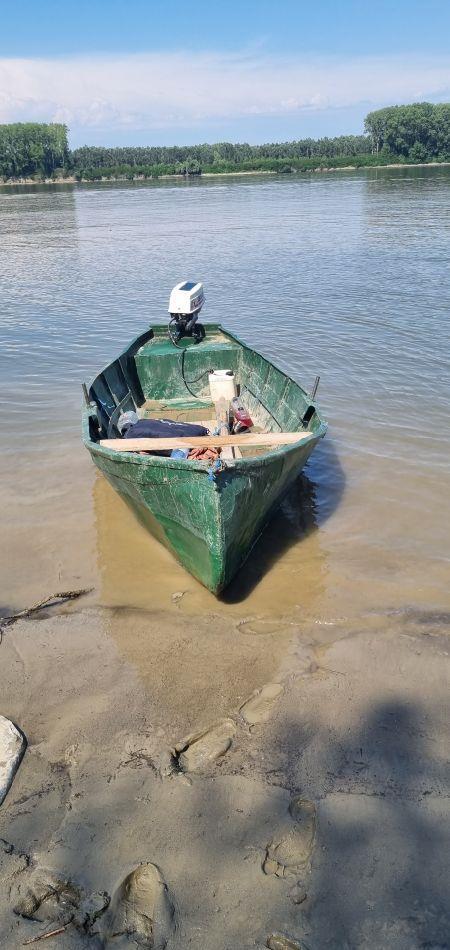 vand barca de tabla cu motor de 6 cp 2 timpi cu capac de 4