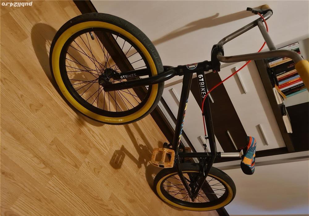 Vând bicicleta BMX