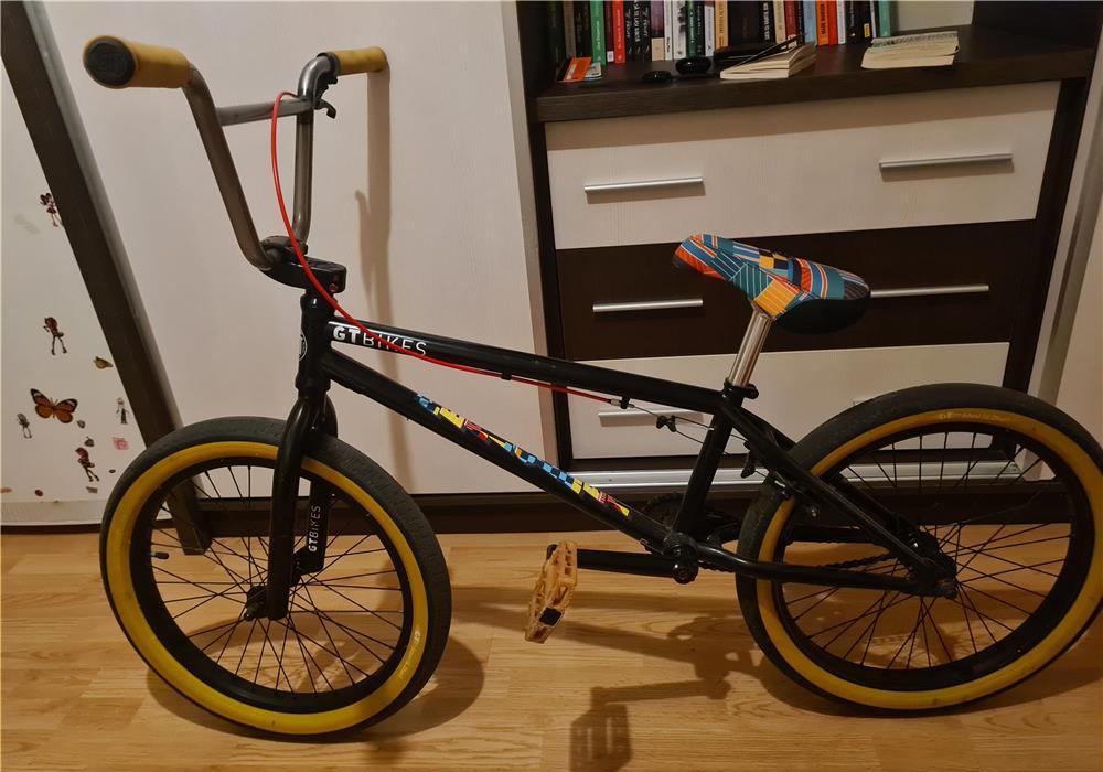 Vând bicicleta BMX