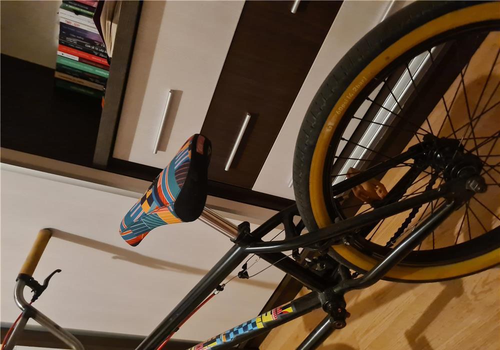 Vând bicicleta BMX