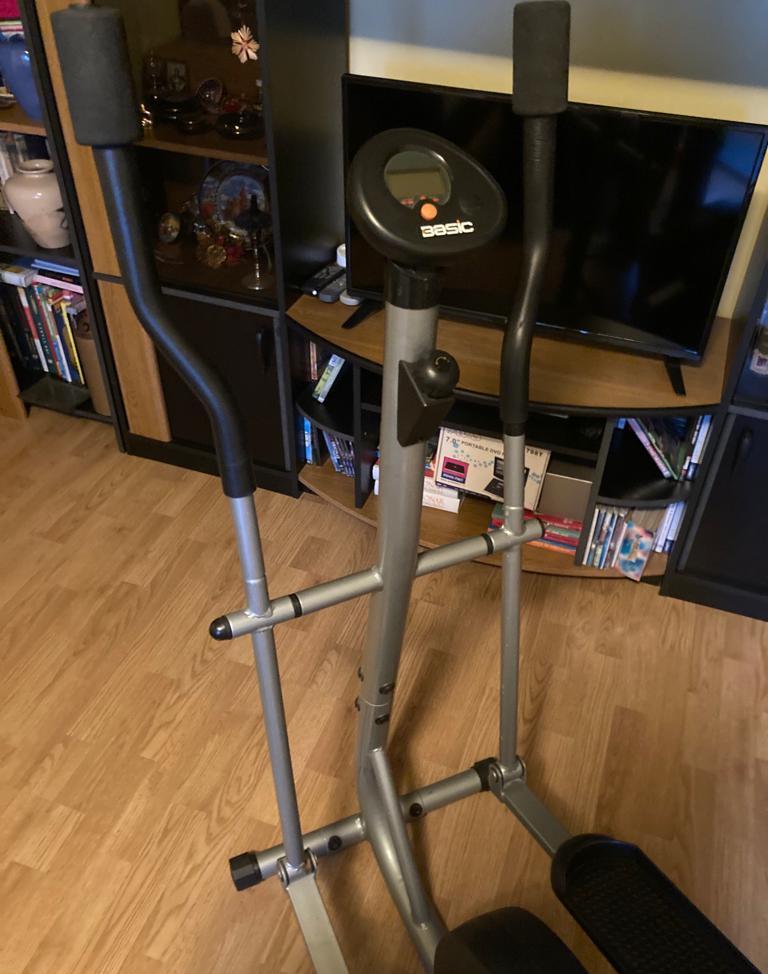 Vand bicicleta eliptica foarte putin folosita