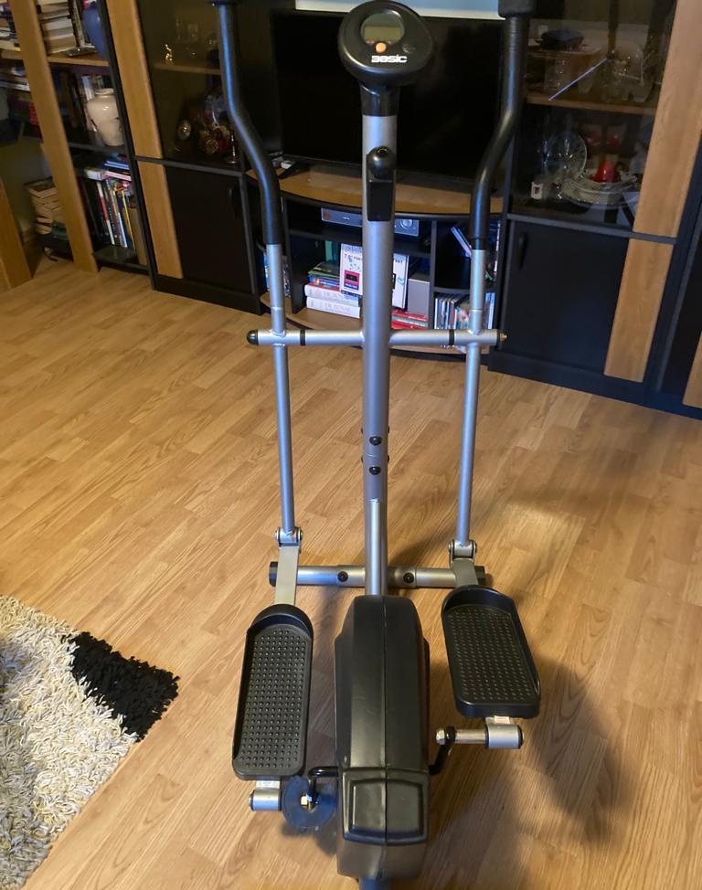 Vand bicicleta eliptica foarte putin folosita