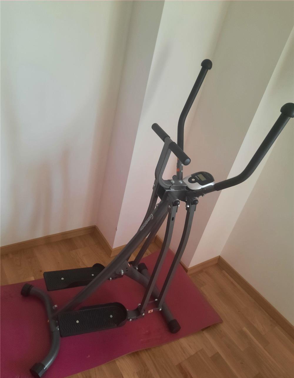 vand bicicleta pentru exercitii fizice uzata foarte putin,in conditii foarte bune