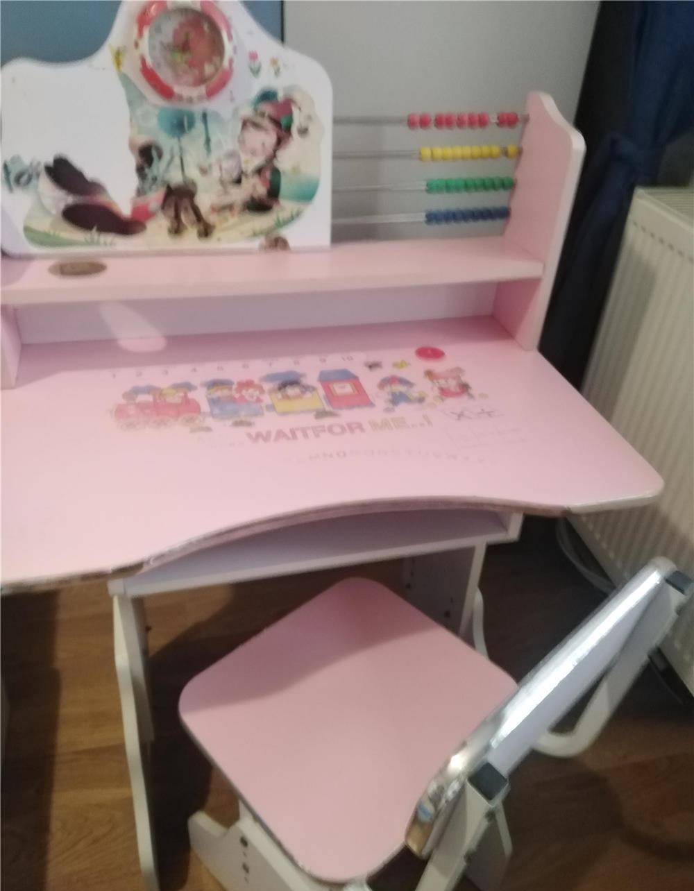 Vând birou roz pentru copii