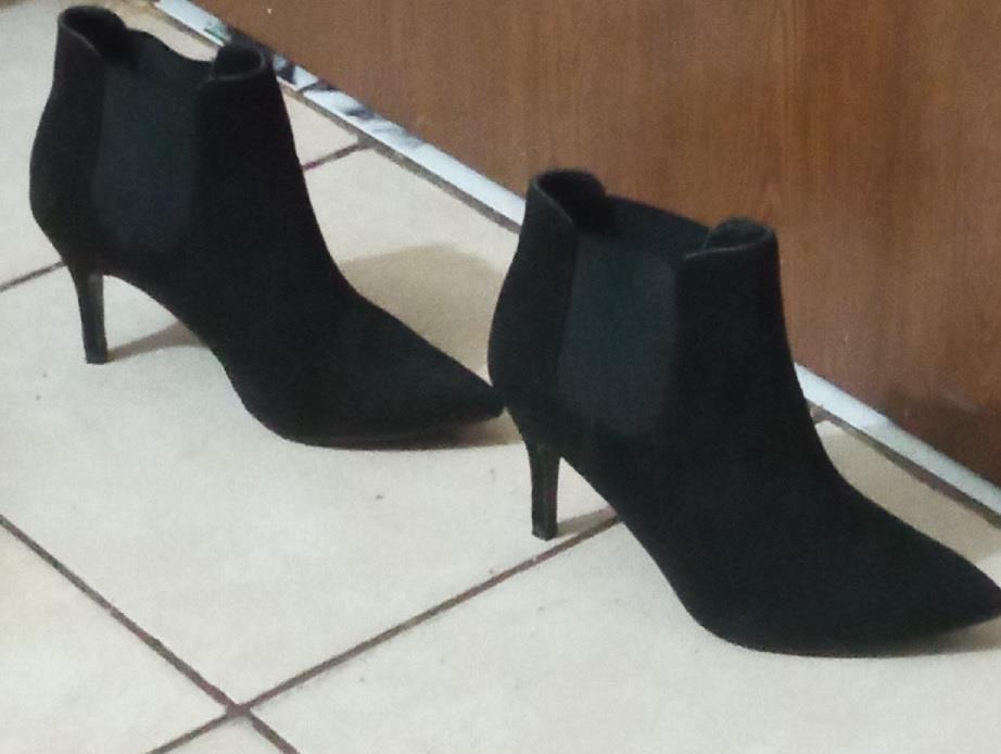 Vând Botine Atmosfhere,sunt din piele întoarsă și foarte elegante.Mărimea 37