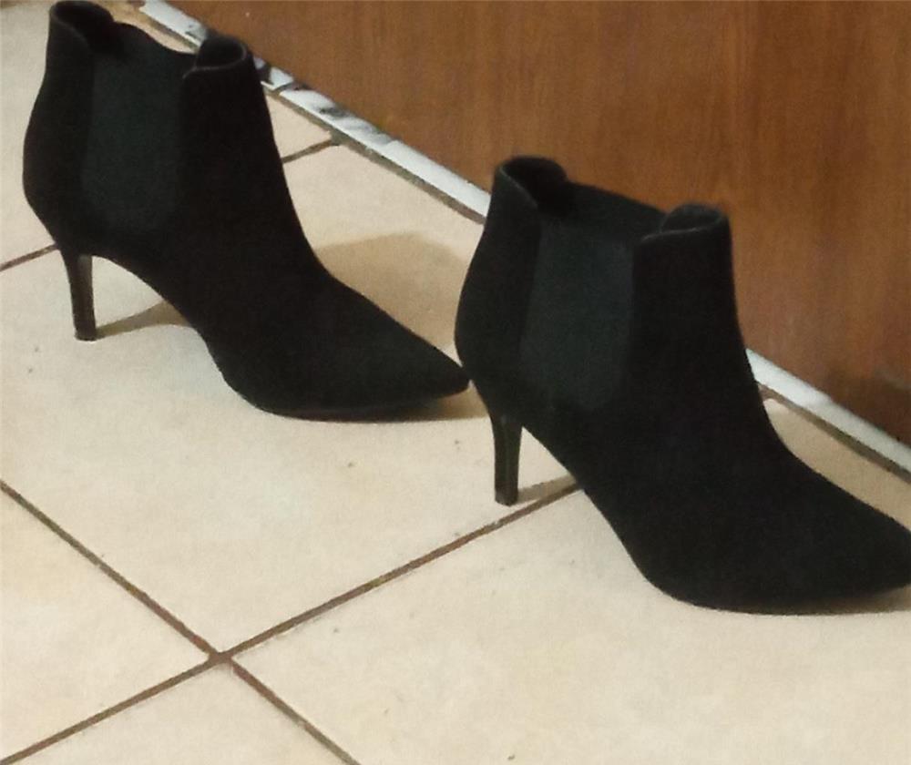 Vând Botine Atmosfhere,sunt din piele întoarsă și foarte elegante.Mărimea 37