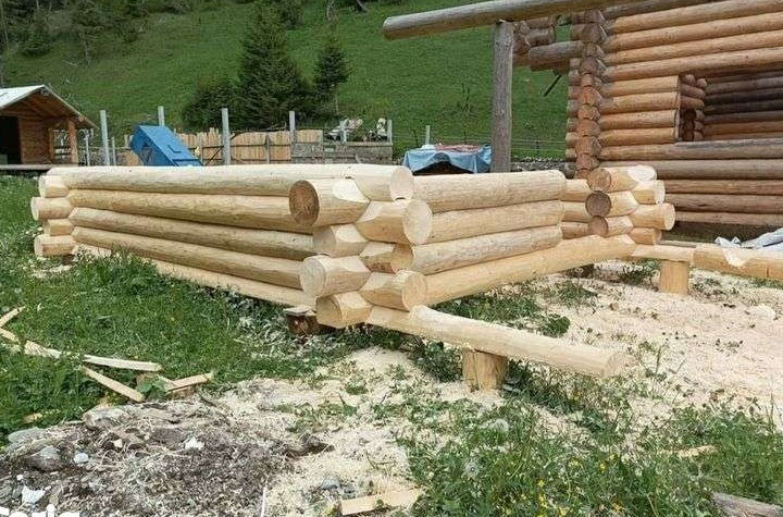 Vând cabană lemn necalibrat la roșu  400 euro m2