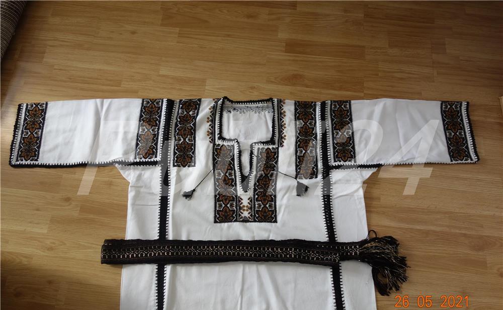 Vand camasa populara barbateasca marimea XL, brodata cu margele si brau, zona Gura Humorului