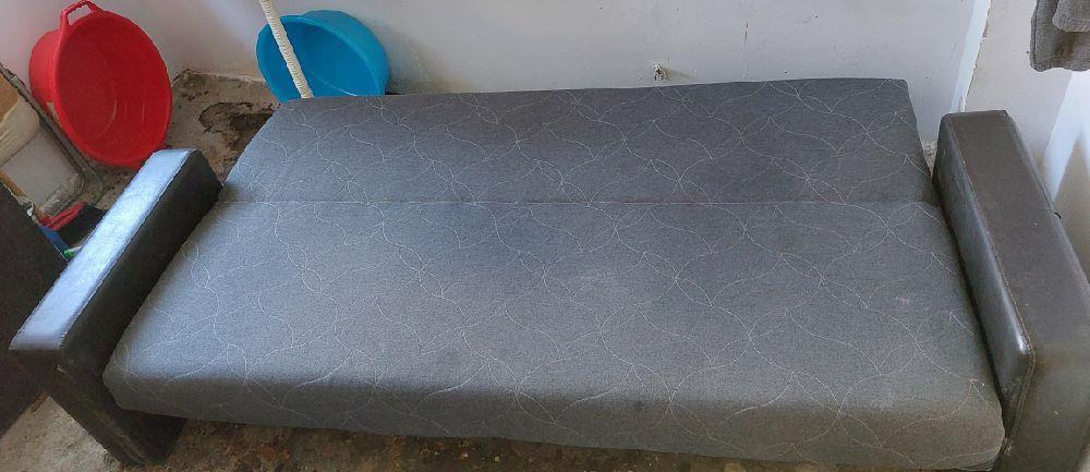 Vand canapea extensibila in stare perfecta