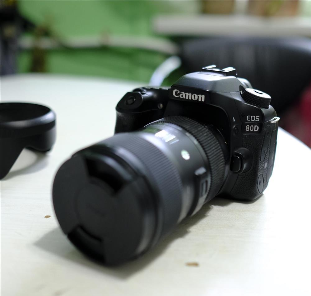 Vand Canon 80 D + 5 baterii + 2 incarcatoare in stare buna