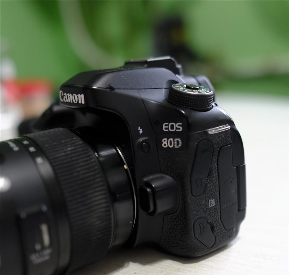 Vand Canon 80 D + 5 baterii + 2 incarcatoare in stare buna