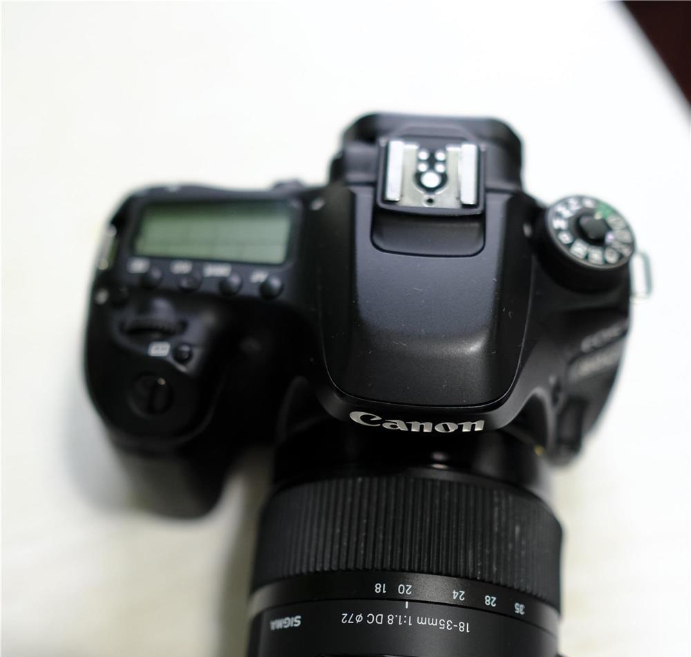 Vand Canon 80 D + 5 baterii + 2 incarcatoare in stare buna