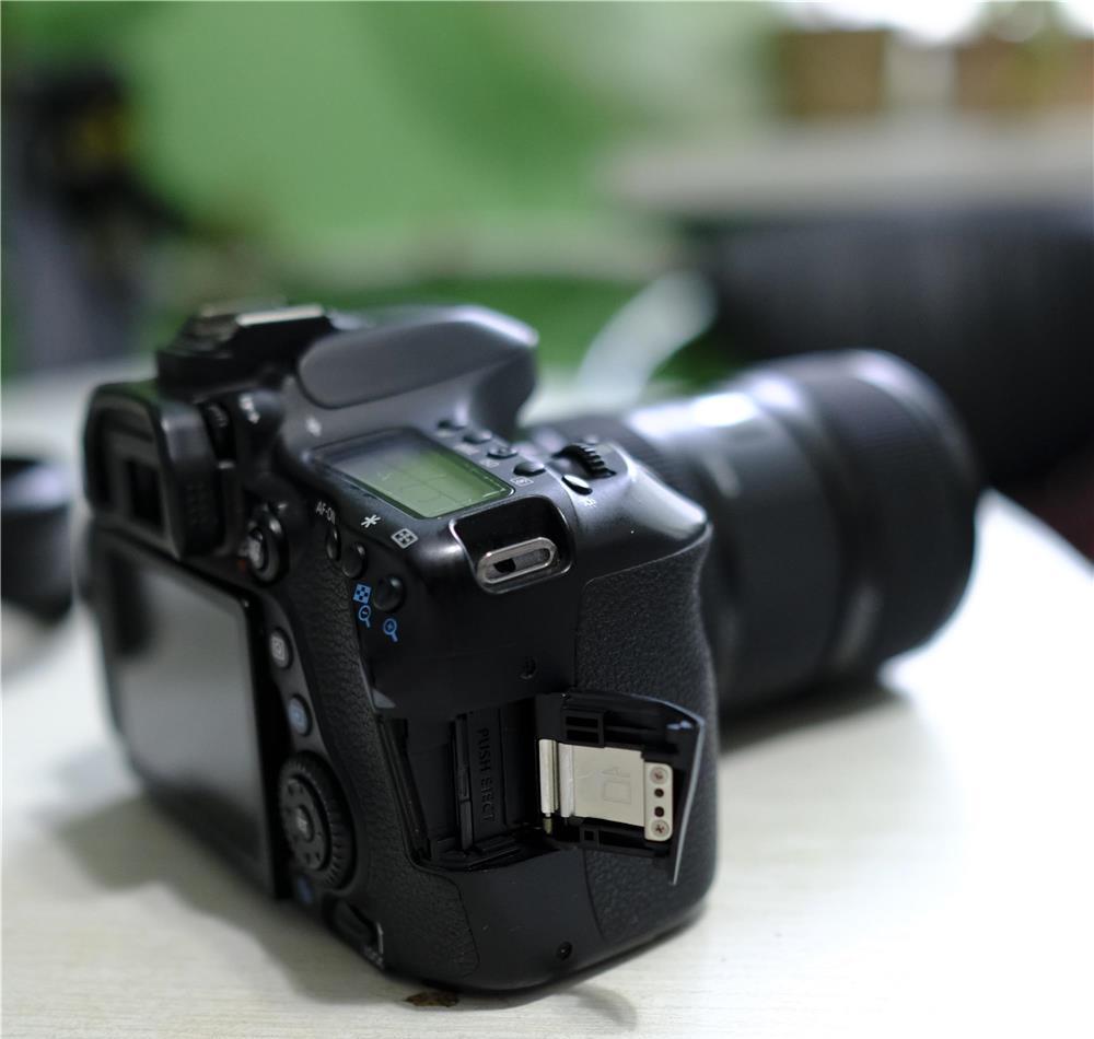 Vand Canon 80 D + 5 baterii + 2 incarcatoare in stare buna