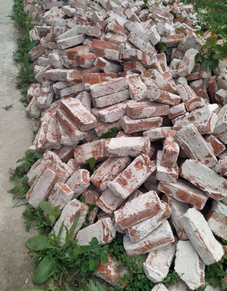Vand caramida intreaga la 1.20 RON/buc.