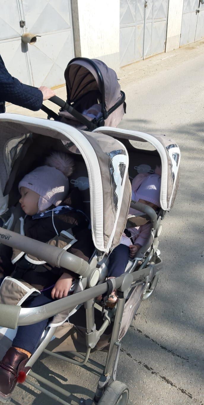 Vând cărucior 3 în 1 brevi ovo gemeni