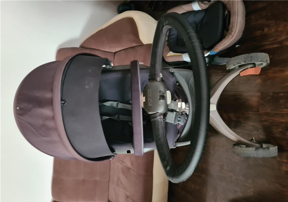 Vând cărucior stokke v4
