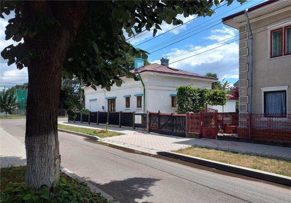 Vând casă, 2 camere,în zona Bazinul de Înot Roman