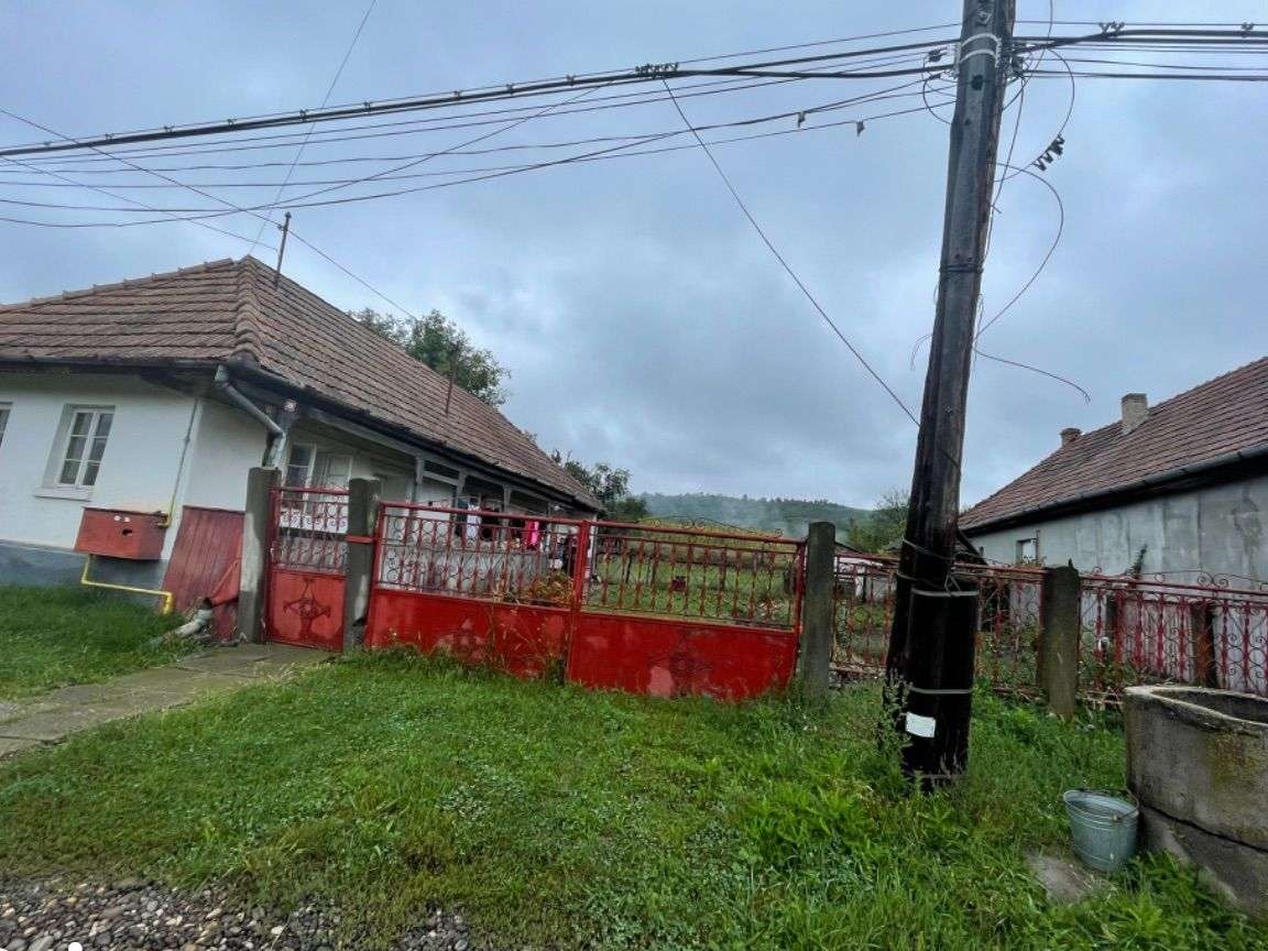 Vând casa bătrânească cu teren 29 ari