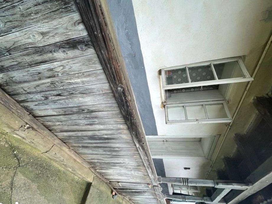 Vând casa bătrânească cu teren 29 ari