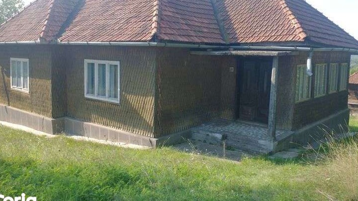 Vând casă construită din lemn anul construcției 1980 3 camere