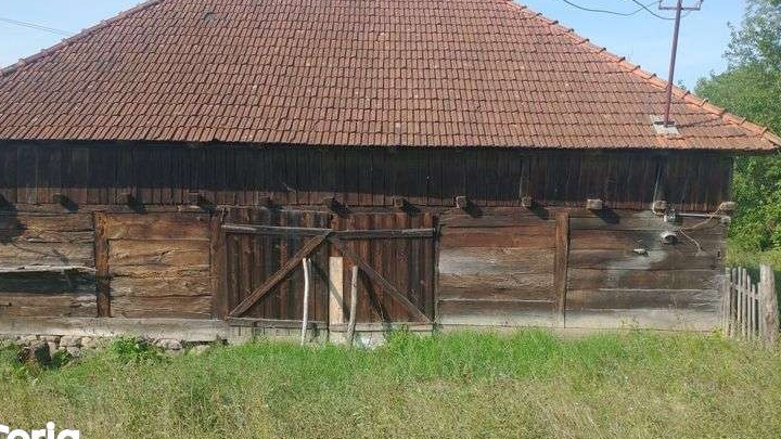 Vând casă construită din lemn anul construcției 1980 3 camere