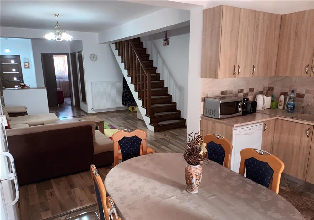 Vand casa cu 3 camere in Dumbravita, zona centrala