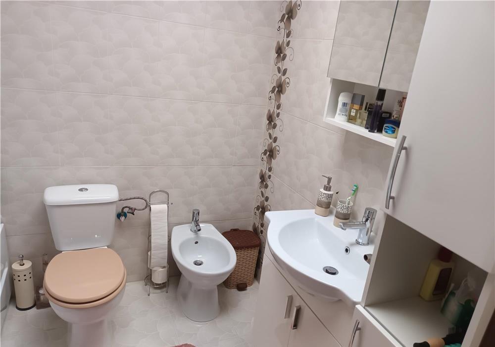 Vand casa cu 3 camere in Dumbravita, zona centrala