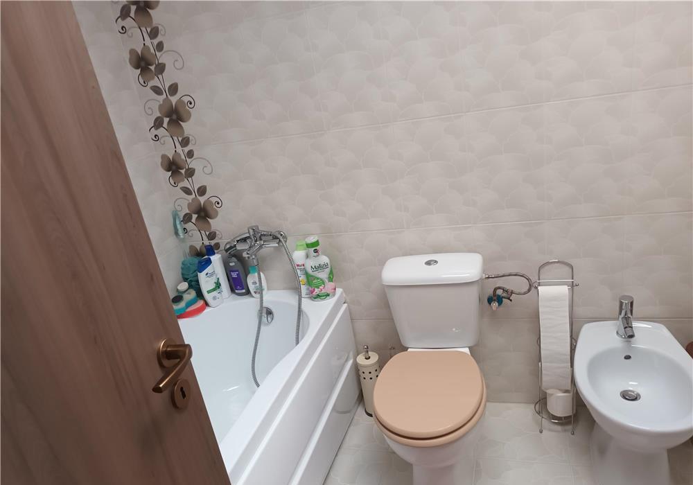 Vand casa cu 3 camere in Dumbravita, zona centrala