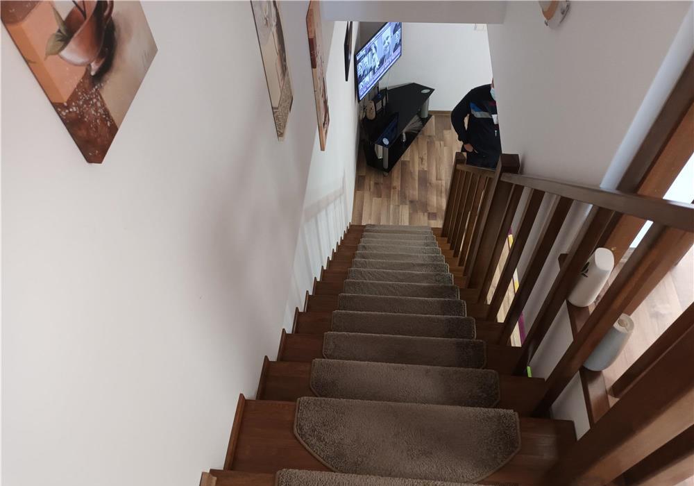 Vand casa cu 3 camere in Dumbravita, zona centrala