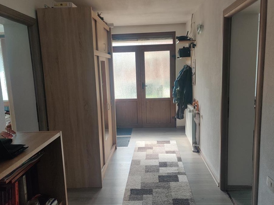 Vând casă cu gradina sau schimb cu apartament+ diferență