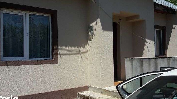Vand casa cu teren 5.000 mp intravilan, com. Goiesti, 18 km de Craiova