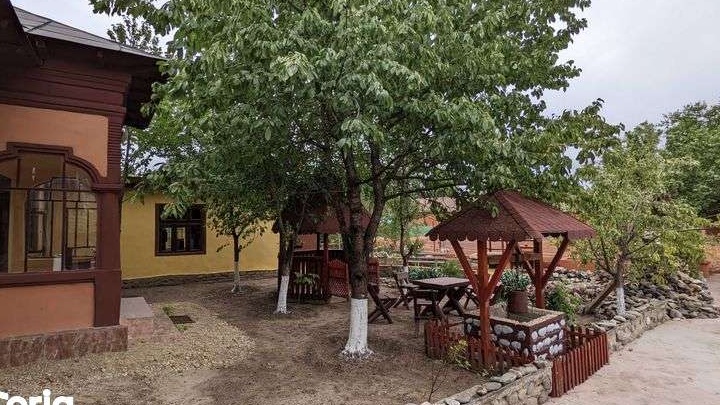 Vand casa cu teren intravilan de 1600 mp si teren de tenis