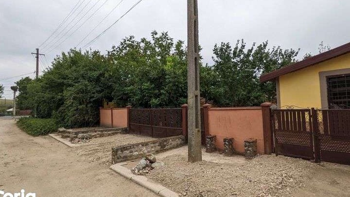 Vand casa cu teren intravilan de 1600 mp si teren de tenis