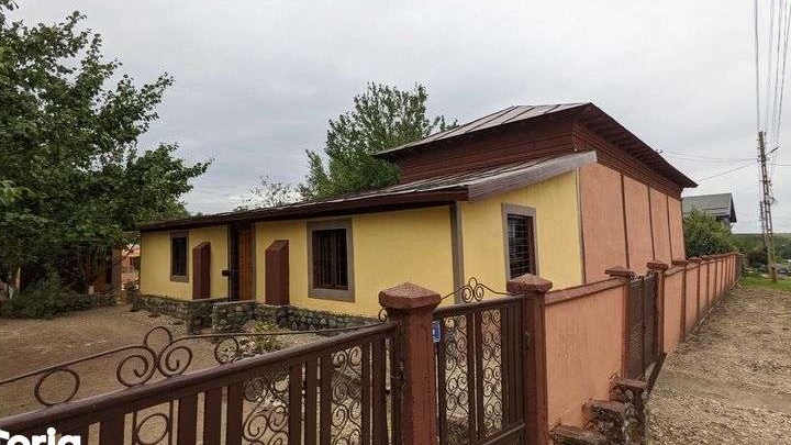Vand casa cu teren intravilan de 1600 mp si teren de tenis