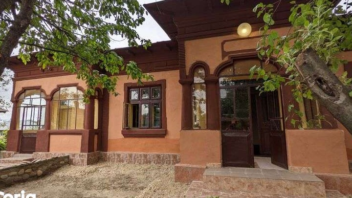 Vand casa cu teren intravilan de 1600 mp si teren de tenis