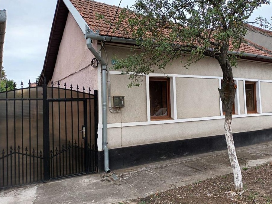 Vand casa de caramida cu teren 1100mp mobilata si utilata ,pret 39.700euro negociabil