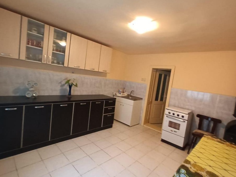 Vand casa de caramida cu teren 1100mp mobilata si utilata ,pret 39.700euro negociabil