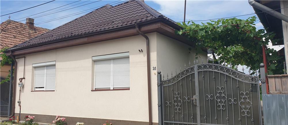 Vand casa de locuit cu 4 camere situata in Reghin ,Str.Mierlei nr.16 s-au schimb cu apart.cu 2 camer