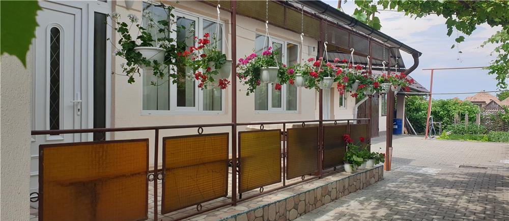Vand casa de locuit cu 4 camere situata in Reghin ,Str.Mierlei nr.16 s-au schimb cu apart.cu 2 camer
