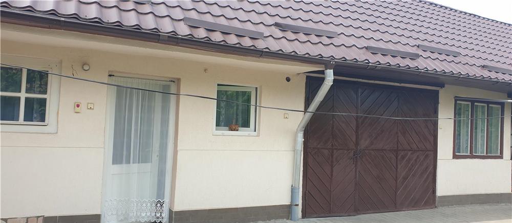 Vand casa de locuit cu 4 camere situata in Reghin ,Str.Mierlei nr.16 s-au schimb cu apart.cu 2 camer