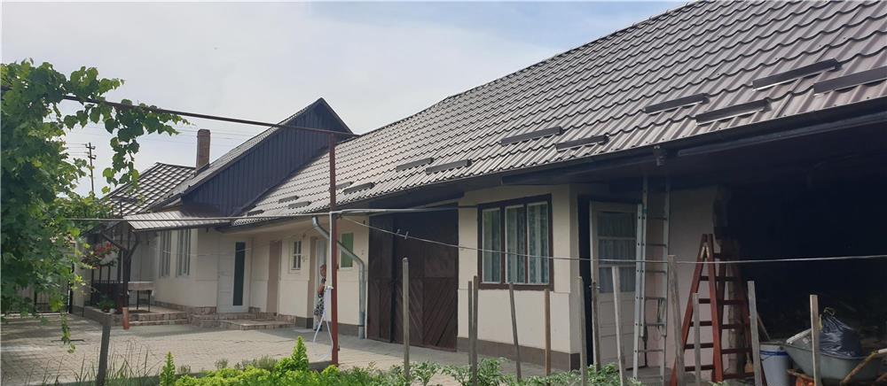 Vand casa de locuit cu 4 camere situata in Reghin ,Str.Mierlei nr.16 s-au schimb cu apart.cu 2 camer