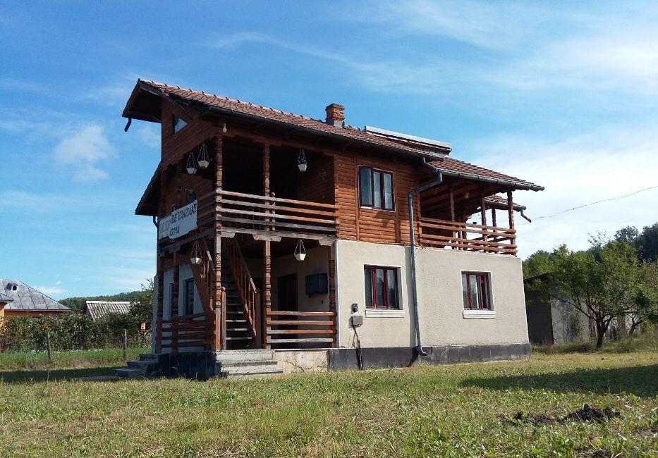 Vand Casa de vacanta (parter si etaj) plus 1800 mp teren. Pret imbatab