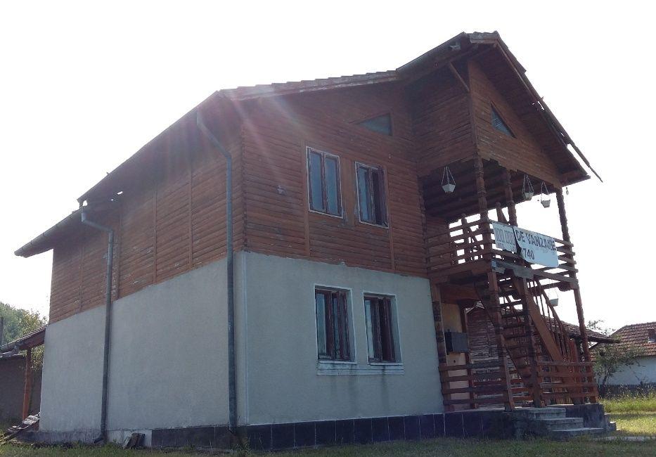 Vand Casa de vacanta (parter si etaj) plus 1800 mp teren. Pret imbatab