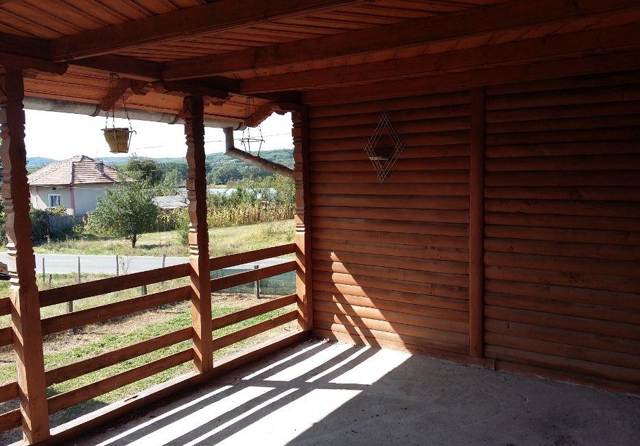 Vand Casa de vacanta (parter si etaj) plus 1800 mp teren. Pret imbatab