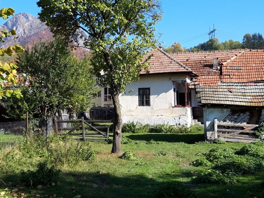 Vand casa Dragoslavele Arges pe culoarul Rucar Bran