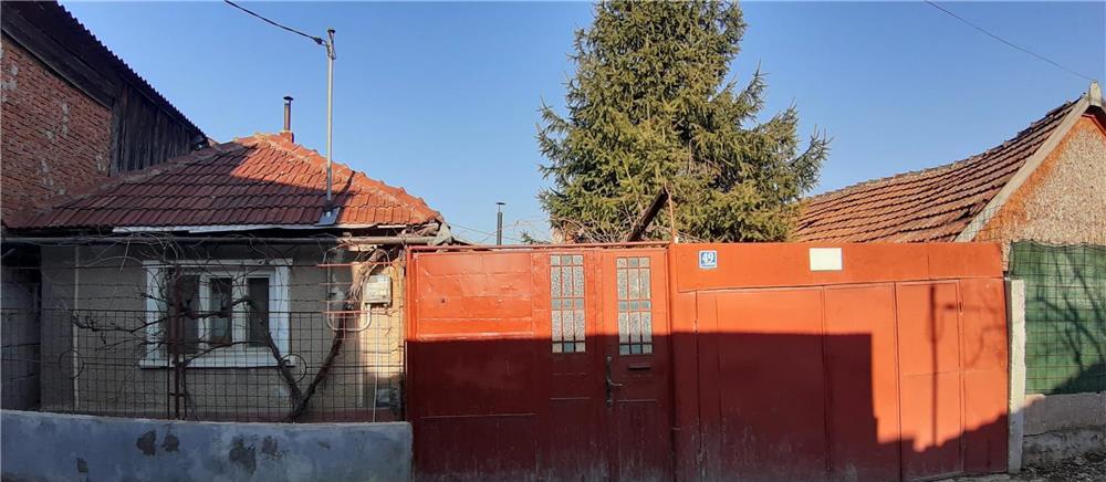 Vand casa in centrul orasului zona Ramada singur in curte