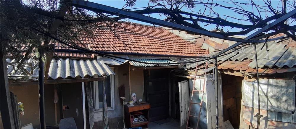 Vand casa in centrul orasului zona Ramada singur in curte