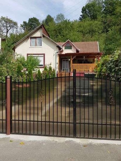 Vând casă in Herepeia ,3 camere, baie, bucătărie, beci